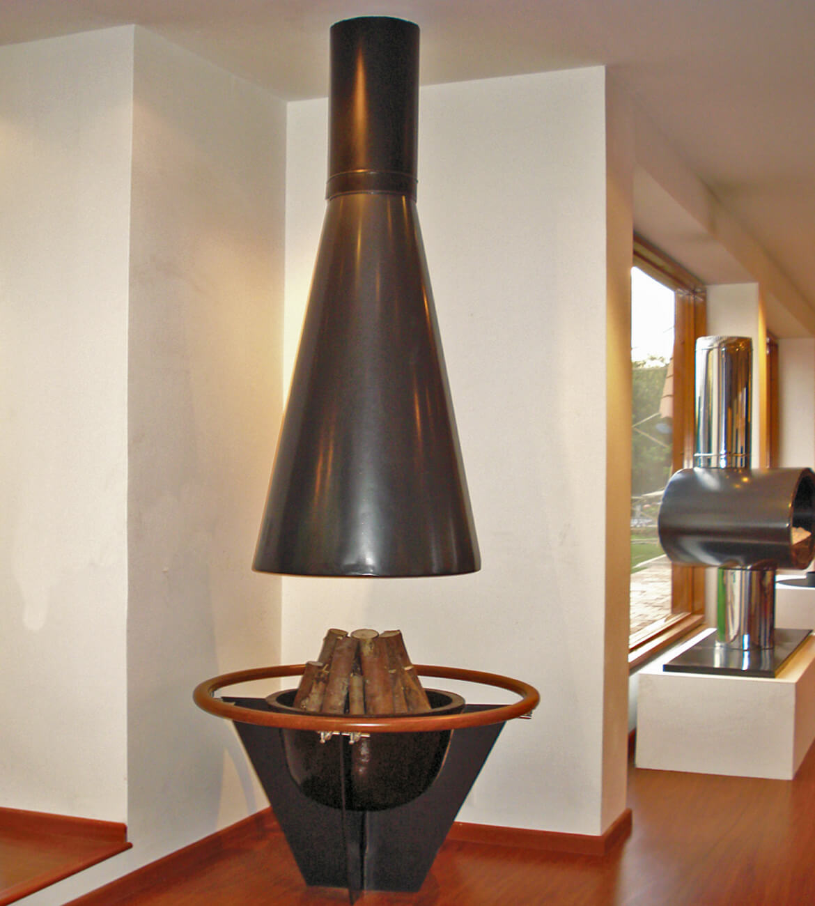 Chimenea Campana Cónica Central en espacio moderno - Diseño bogotano de triple combustión