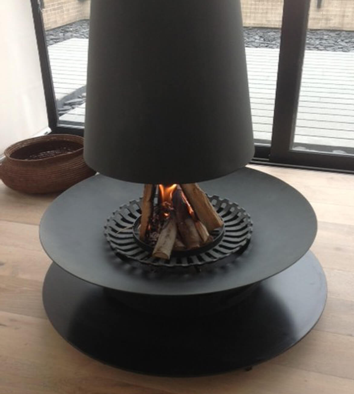 Chimenea Campana Cónica Central en espacio moderno - Diseño bogotano de triple combustión