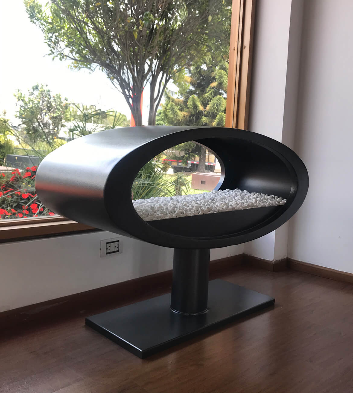 Chimenea Elipse como centro decorativo en espacio minimalista - Diseño bogotano de alta gama