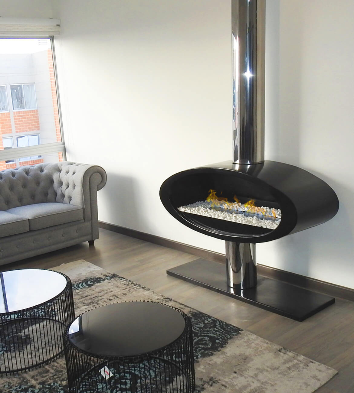 Chimenea Elipse como centro decorativo en espacio minimalista - Diseño bogotano de alta gama