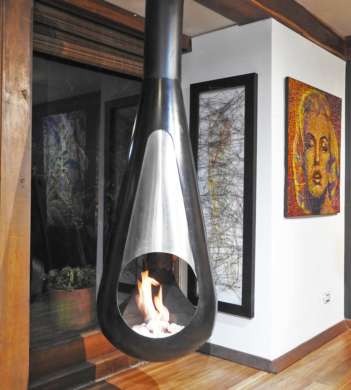 Chimenea Fénix como centro decorativo en espacio minimalista - Diseño bogotano de alta gama