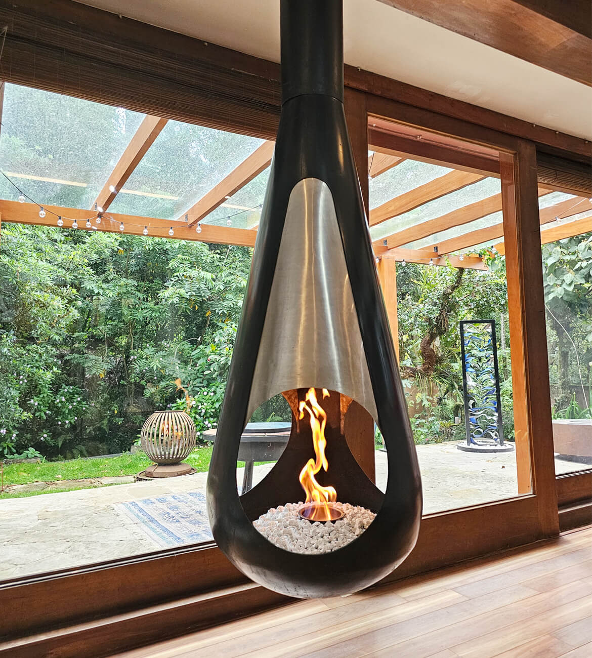 Chimenea Fénix como centro decorativo en espacio minimalista - Diseño bogotano de alta gama