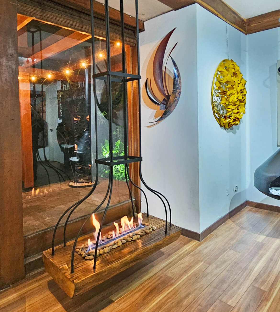 Chimenea Sherezada como centro decorativo en espacio minimalista - Diseño bogotano de alta gama