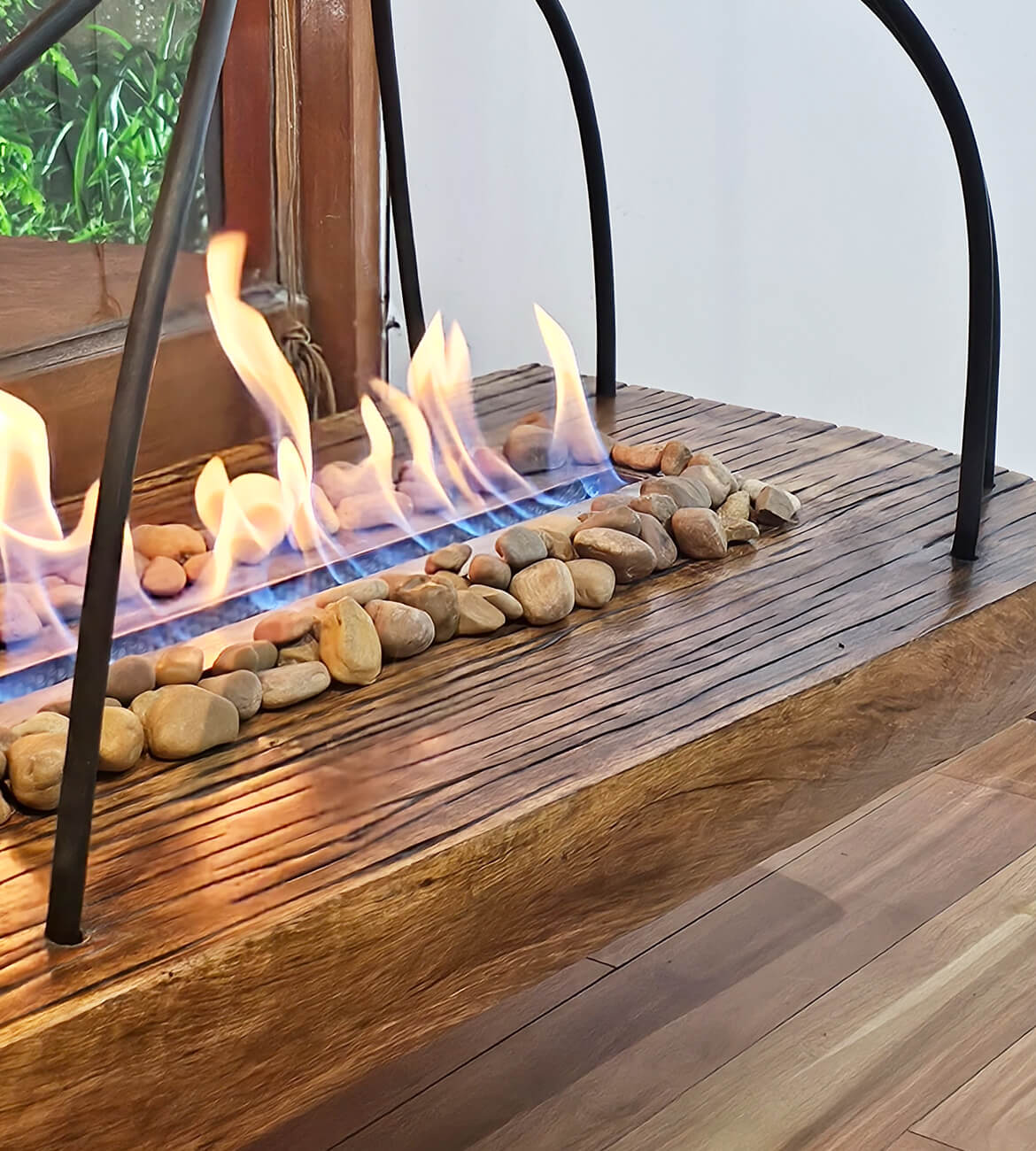 Chimenea Sherezada como centro decorativo en espacio minimalista - Diseño bogotano de alta gama