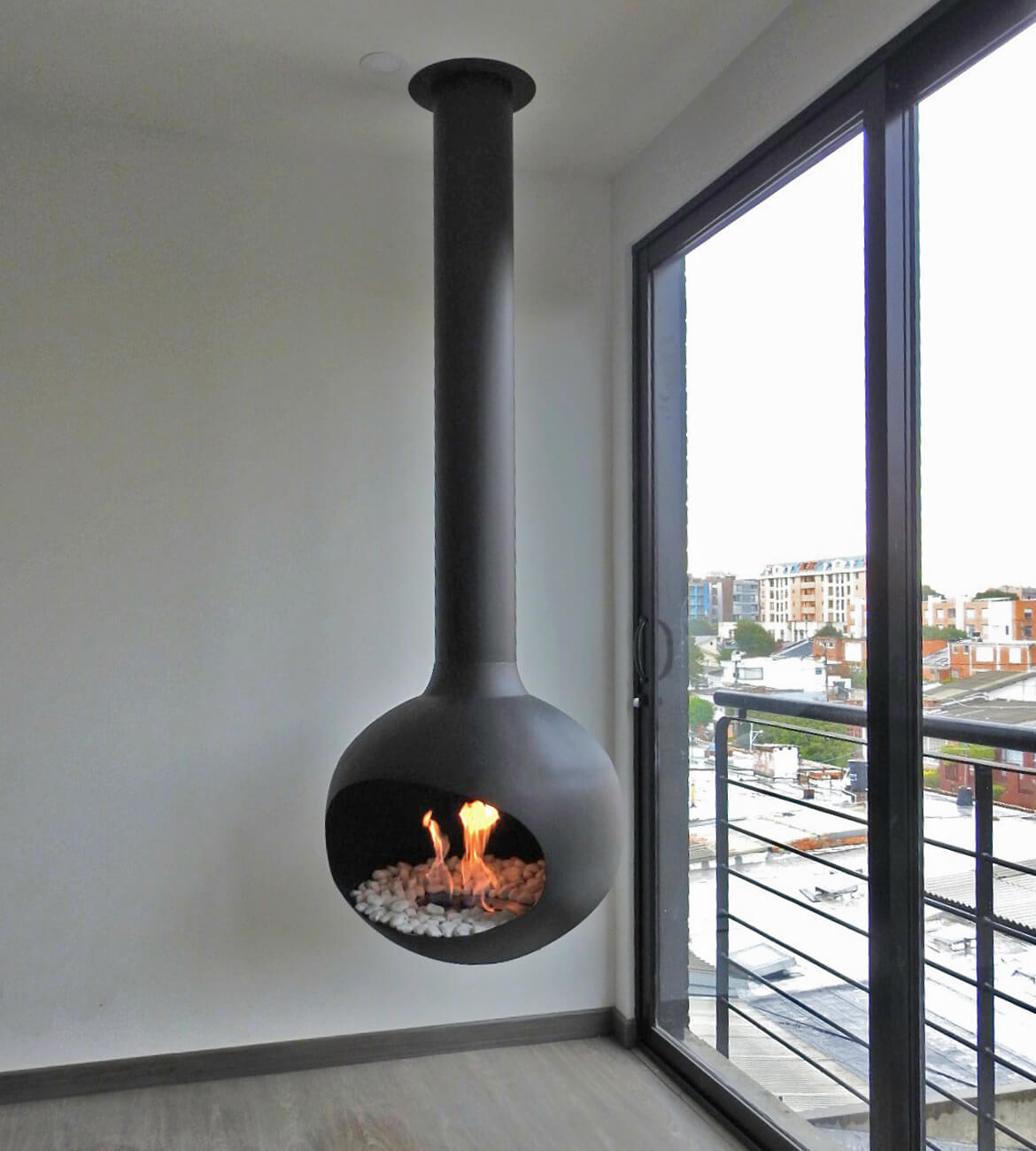 Chimenea colgante Sirius en ambiente contemporáneo - Diseño bogotano de alta gama
