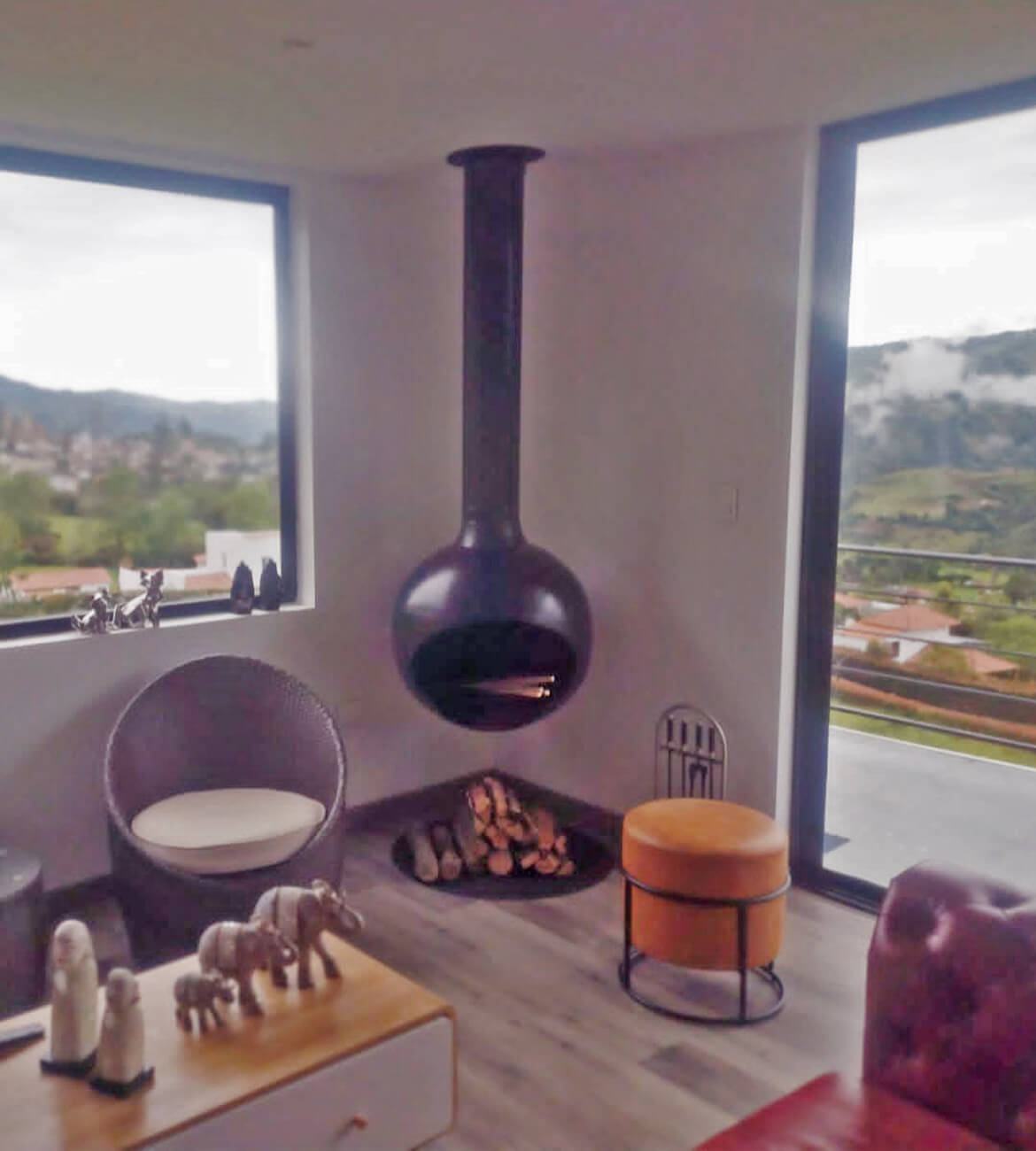 Chimenea colgante Sirius en ambiente contemporáneo - Diseño bogotano de alta gama
