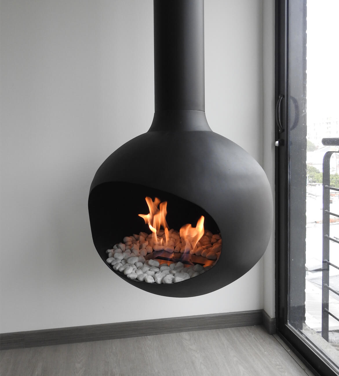Chimenea colgante Sirius en ambiente contemporáneo - Diseño bogotano de alta gama