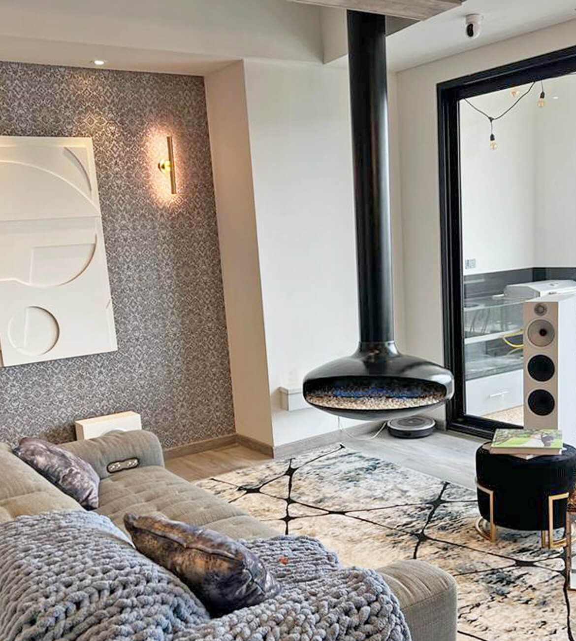 Chimenea colgante estilo OVNI moderna en interior minimalista - Bogotá Colombia