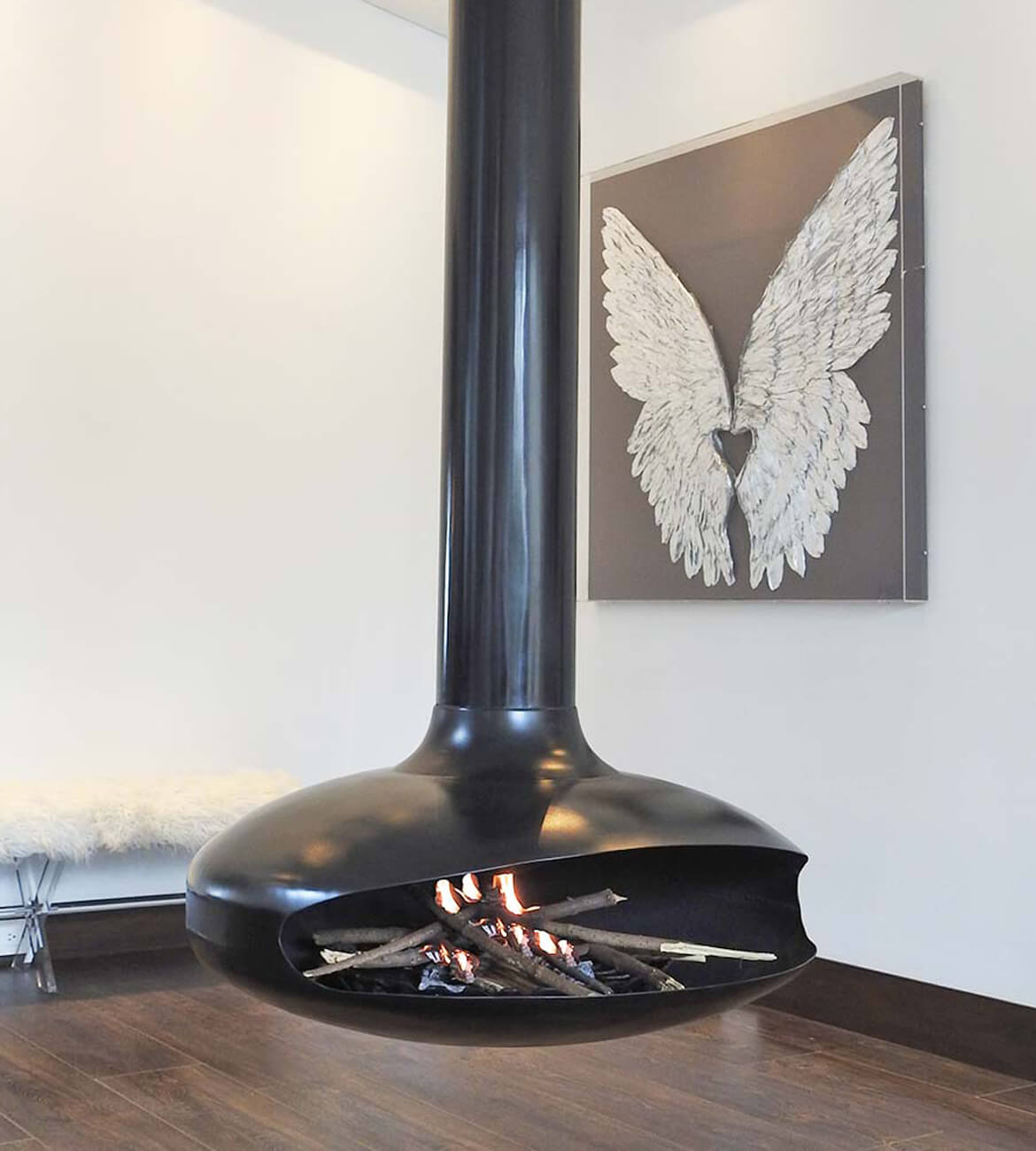 Chimenea colgante estilo OVNI moderna en interior minimalista - Bogotá Colombia
