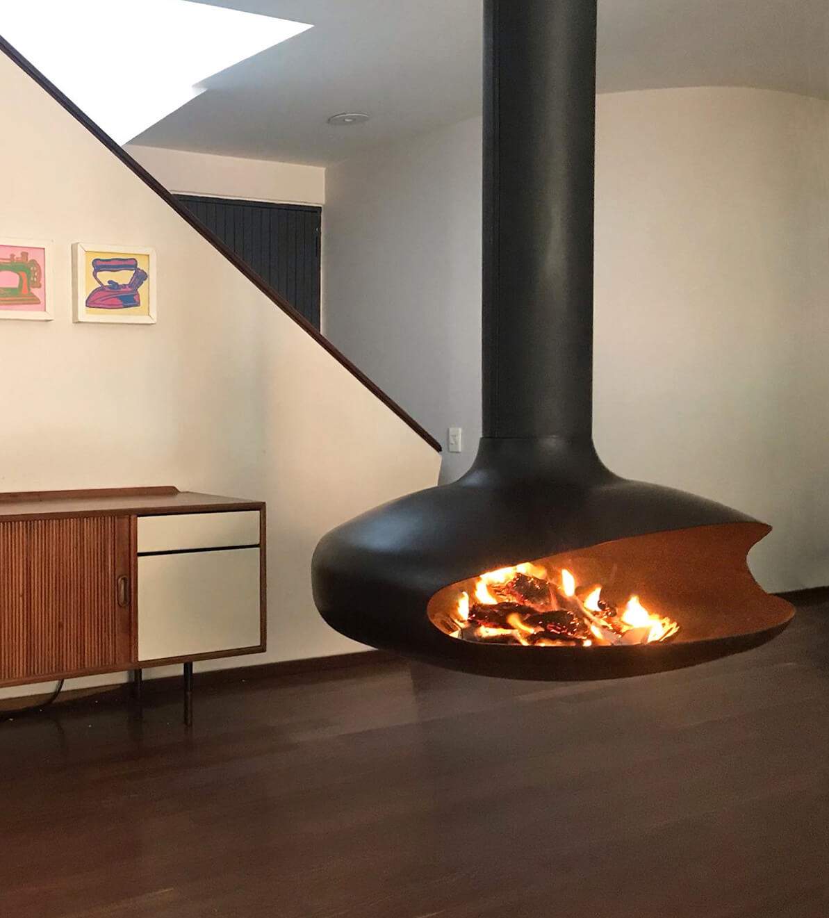 Chimenea colgante estilo OVNI moderna en interior minimalista - Bogotá Colombia