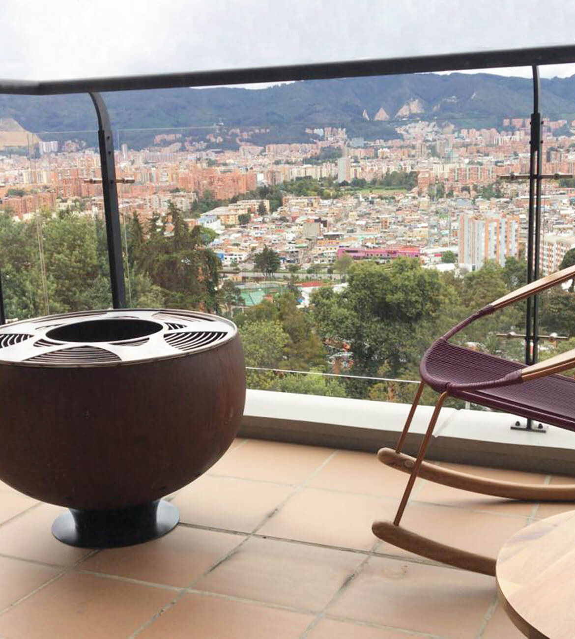 Chimenea Ancestral en jardín moderno - Diseño inspirado en la cultura Quimbaya bogotano