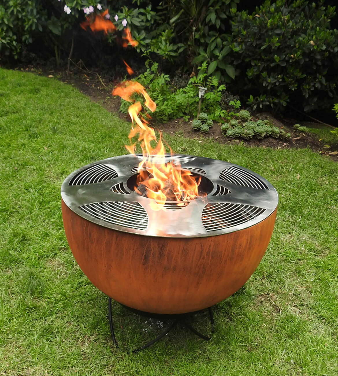 Chimenea Ancestral en jardín moderno - Diseño inspirado en la cultura Quimbaya bogotano