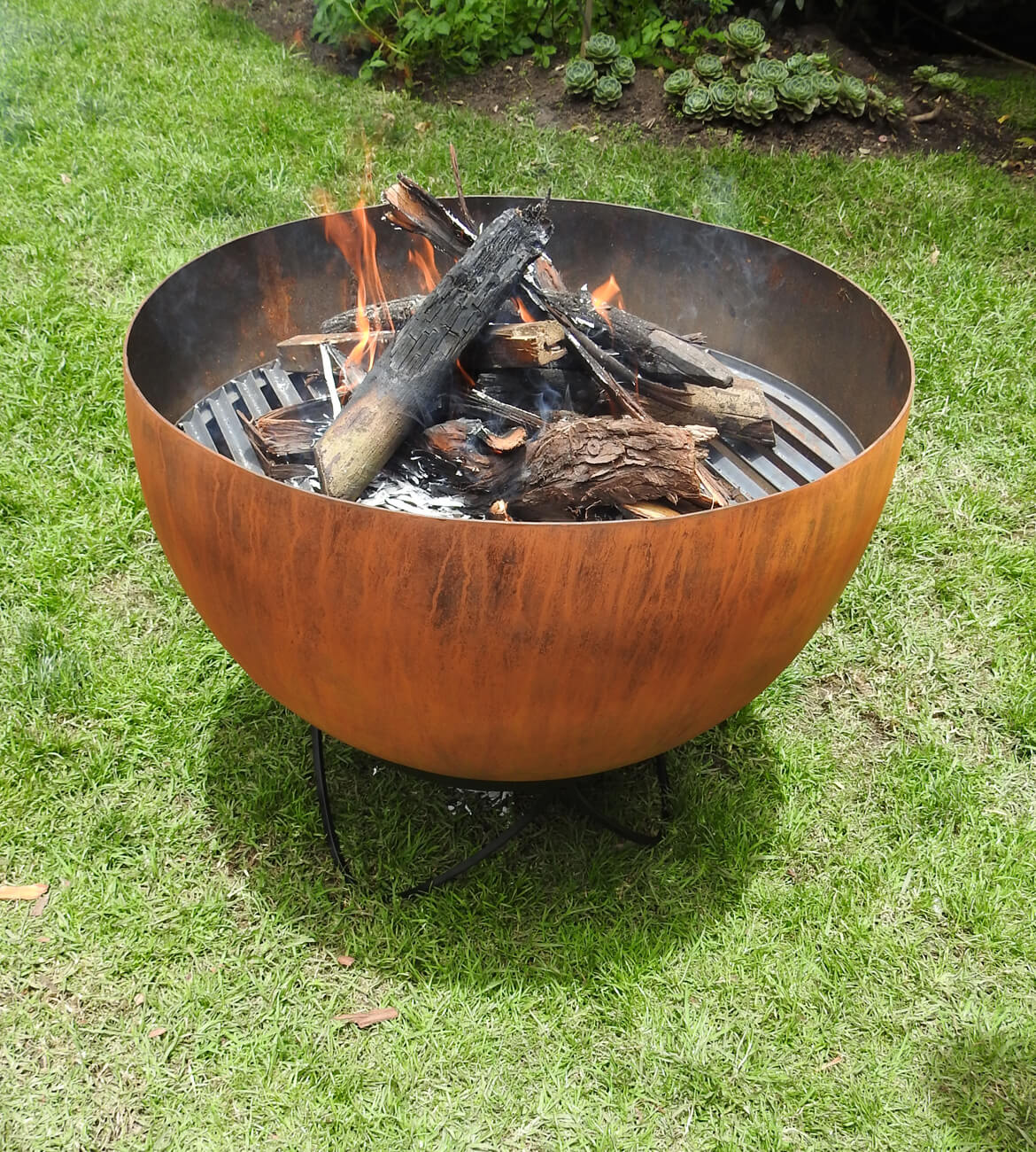 Chimenea Ancestral en jardín moderno - Diseño inspirado en la cultura Quimbaya bogotano