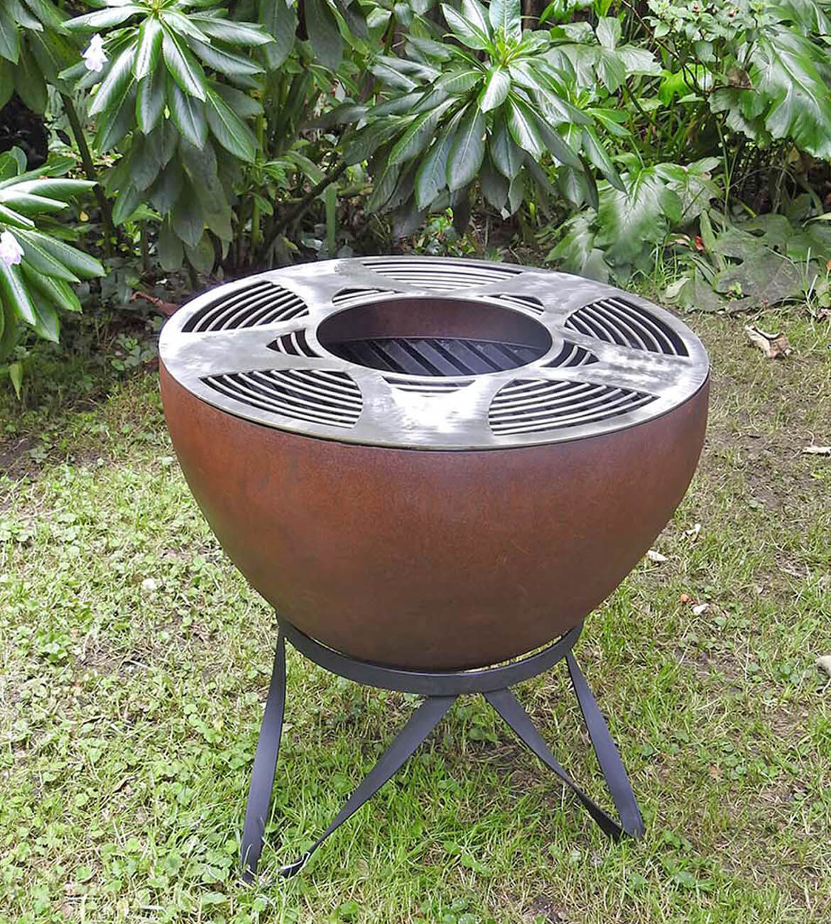 Chimenea Ancestral en jardín moderno - Diseño inspirado en la cultura Quimbaya bogotano