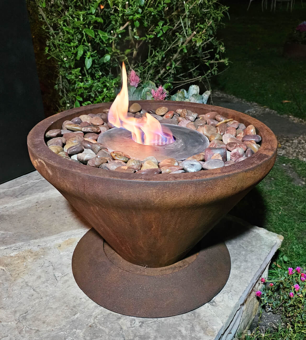 Chimenea Lotus en espacio moderno - Diseño minimalista y ecológico bogotano