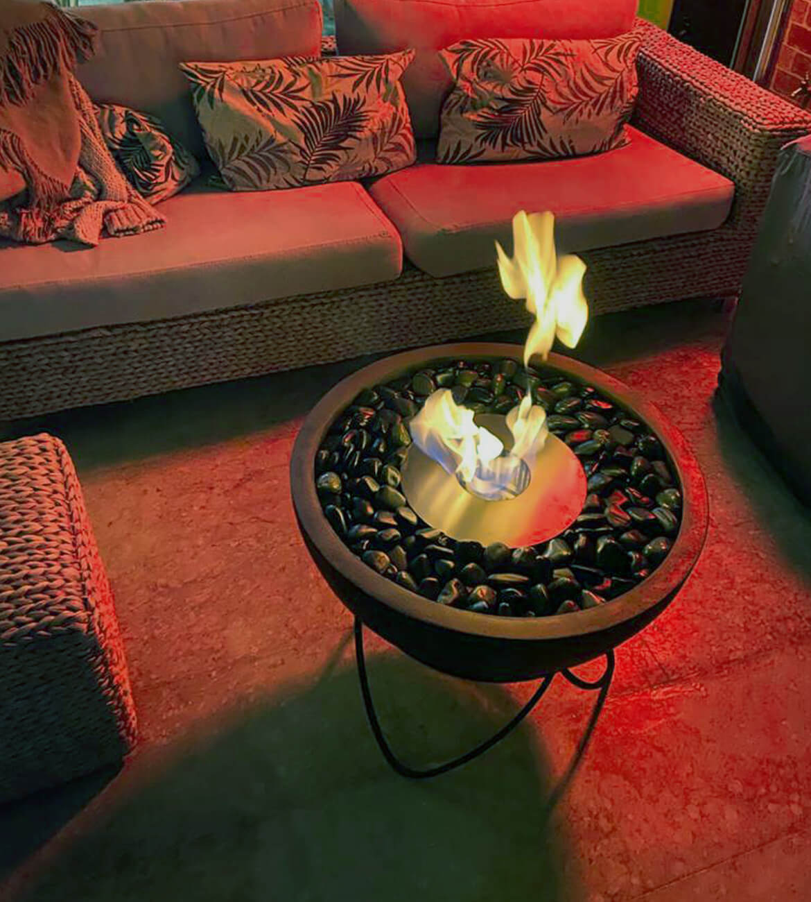 Chimenea Lotus en espacio moderno - Diseño minimalista y ecológico bogotano