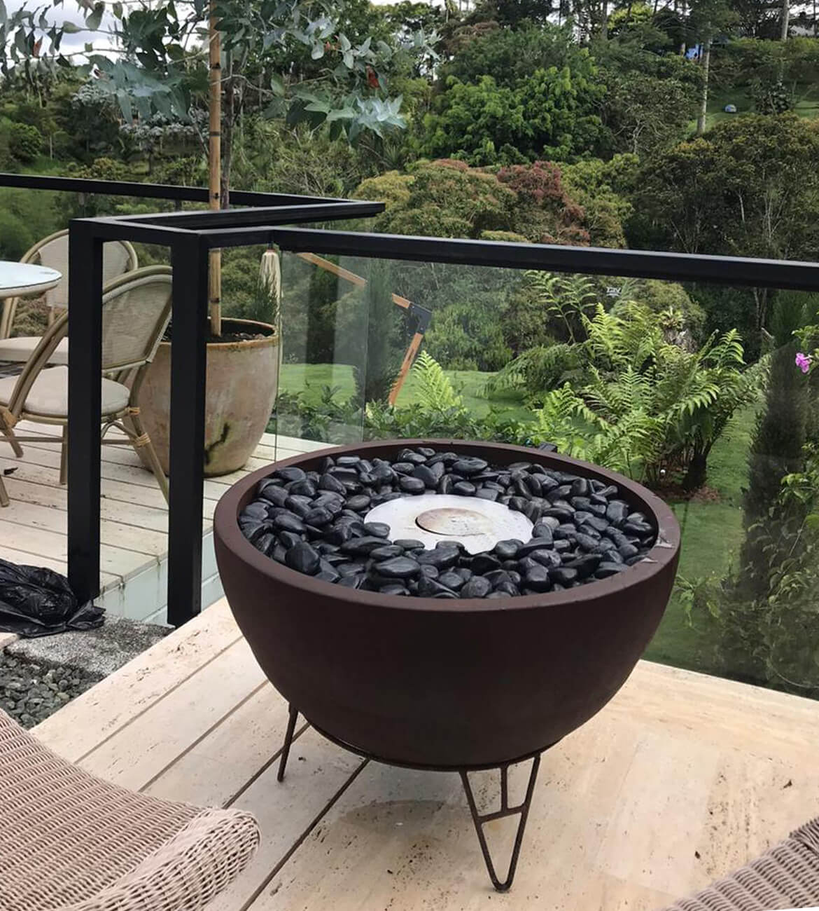 Chimenea Lotus en espacio moderno - Diseño minimalista y ecológico bogotano