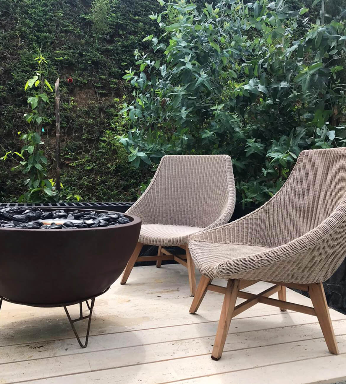 Chimenea Lotus en espacio moderno - Diseño minimalista y ecológico bogotano