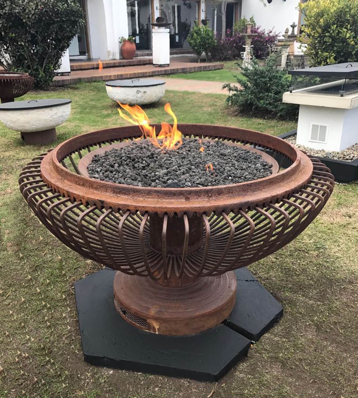 Chimenea Meridianos en jardín moderno - Diseño escultórico bogotano