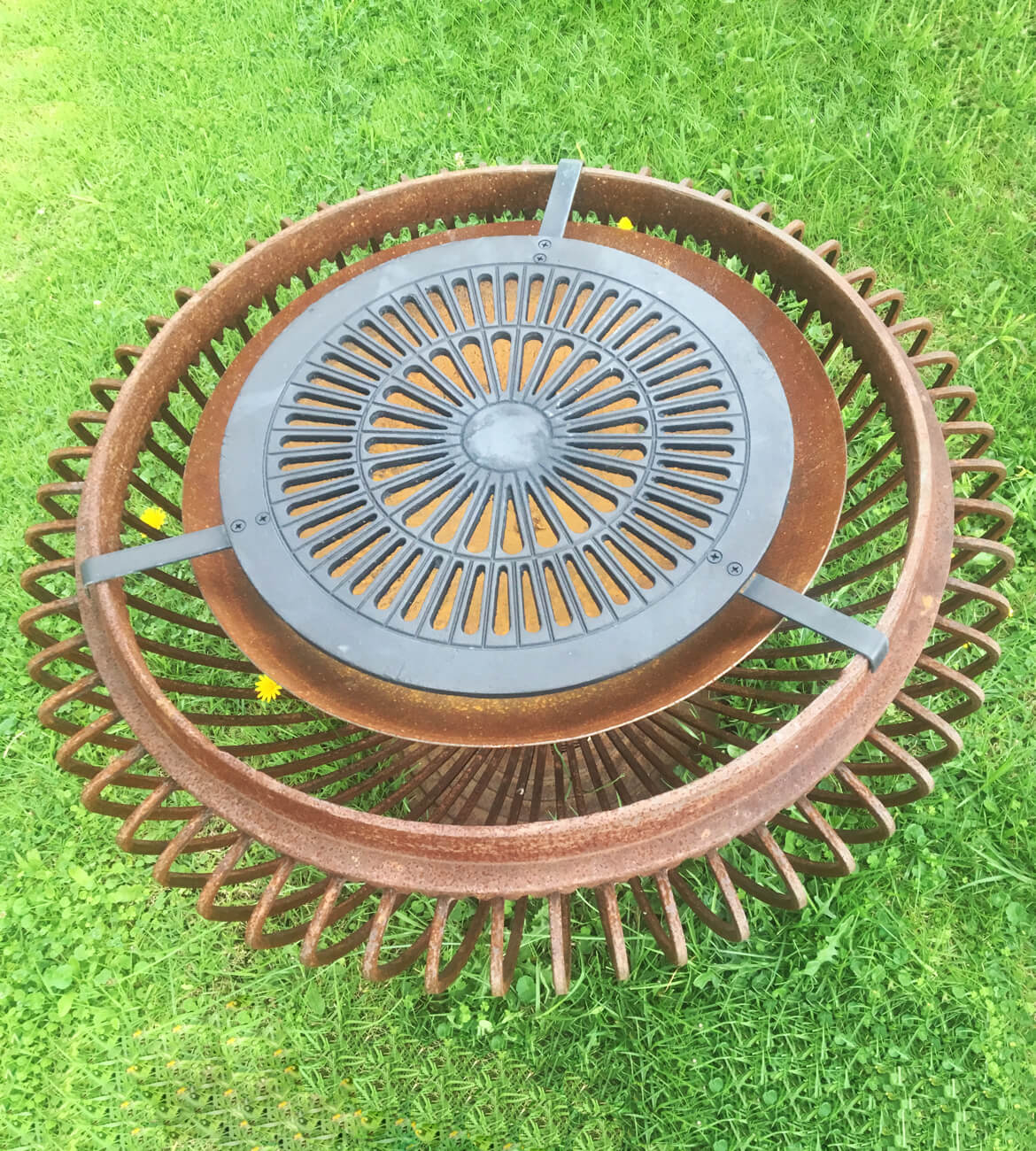 Chimenea Meridianos en jardín moderno - Diseño escultórico bogotano