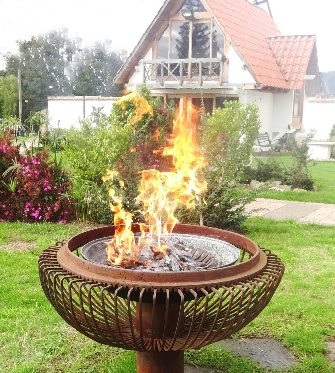 Chimenea Meridianos en jardín moderno - Diseño escultórico bogotano