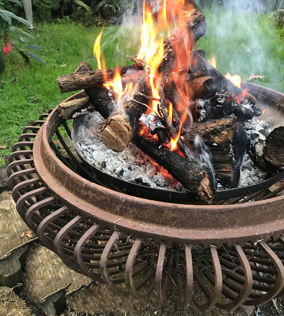 Chimenea Meridianos en jardín moderno - Diseño escultórico bogotano