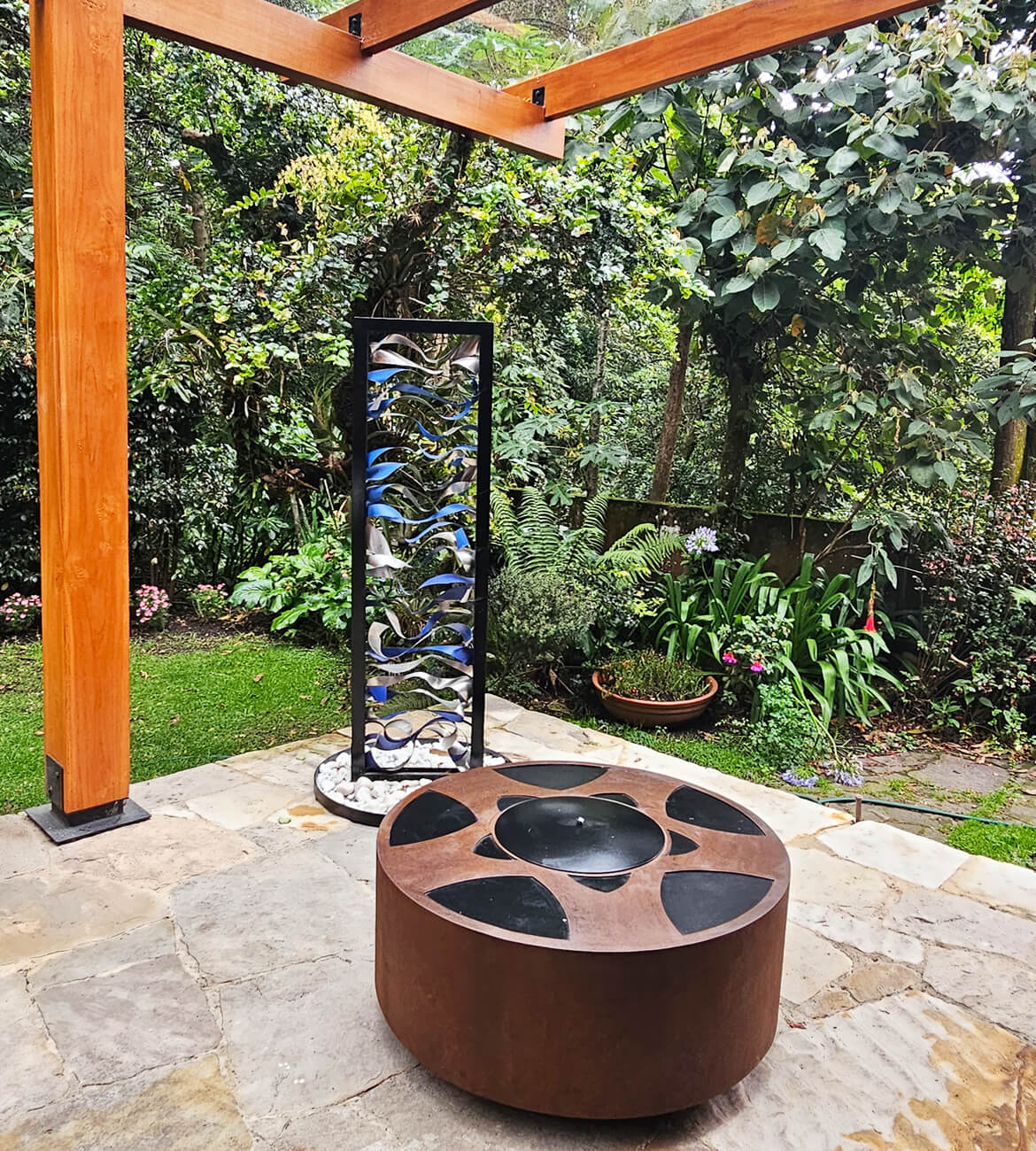 Chimenea Mesa Ancestral en espacio exterior - Diseño versátil bogotano