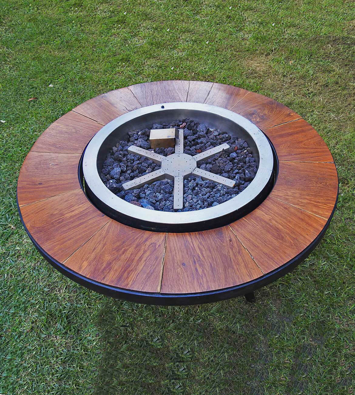 Chimenea Mesa Circular Portátil en espacio exterior - Diseño versátil bogotano