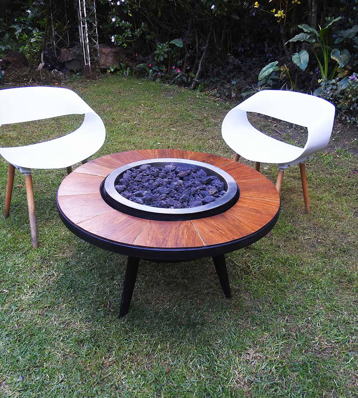 Chimenea Mesa Circular Portátil en espacio exterior - Diseño versátil bogotano