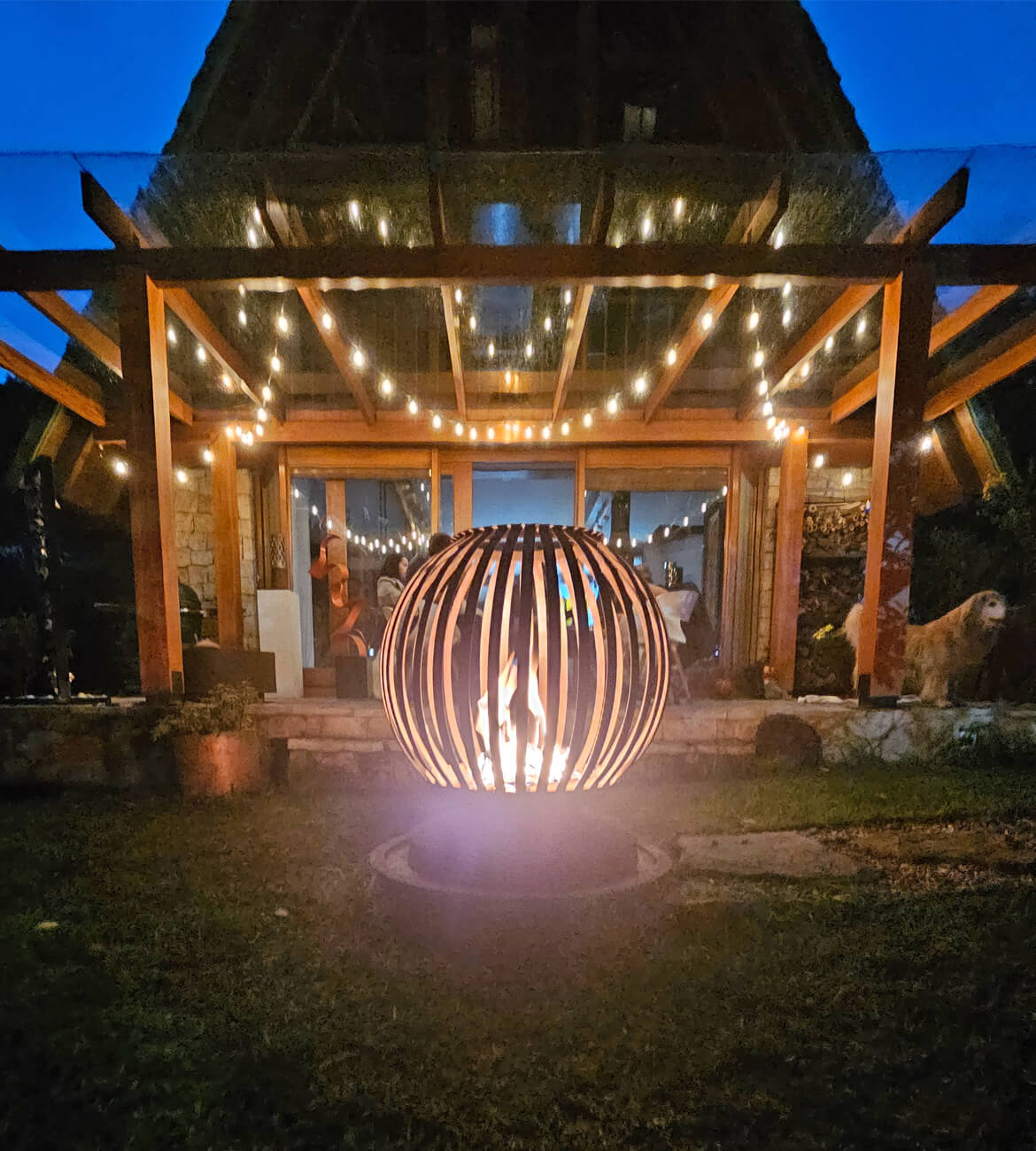 Chimenea Orbe en espacio exterior - Diseño esférico escultórico bogotano