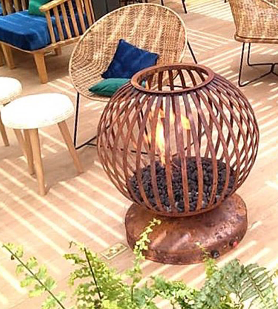 Chimenea Orbe en espacio exterior - Diseño esférico escultórico bogotano