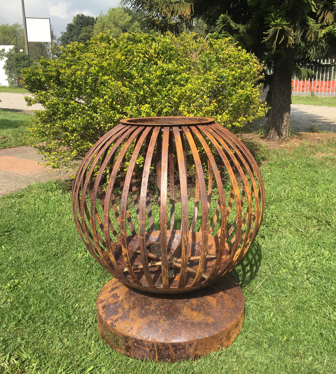 Chimenea Orbe en espacio exterior - Diseño esférico escultórico bogotano