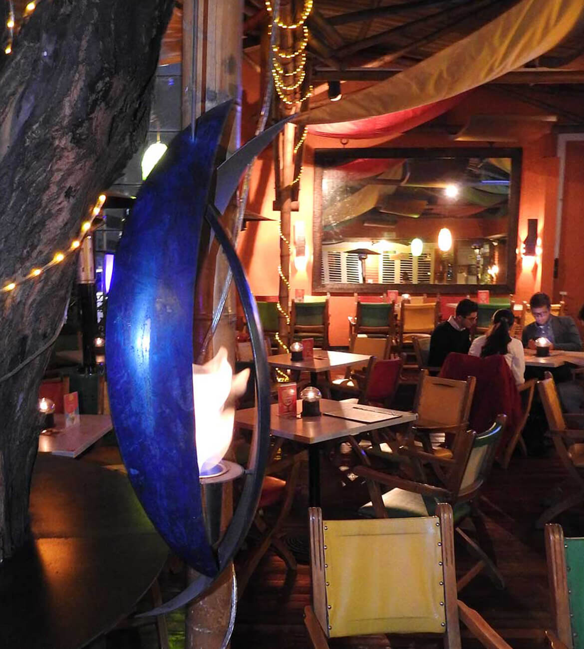 Chimenea Capullo en espacio moderno - Diseño escultórico bogotano