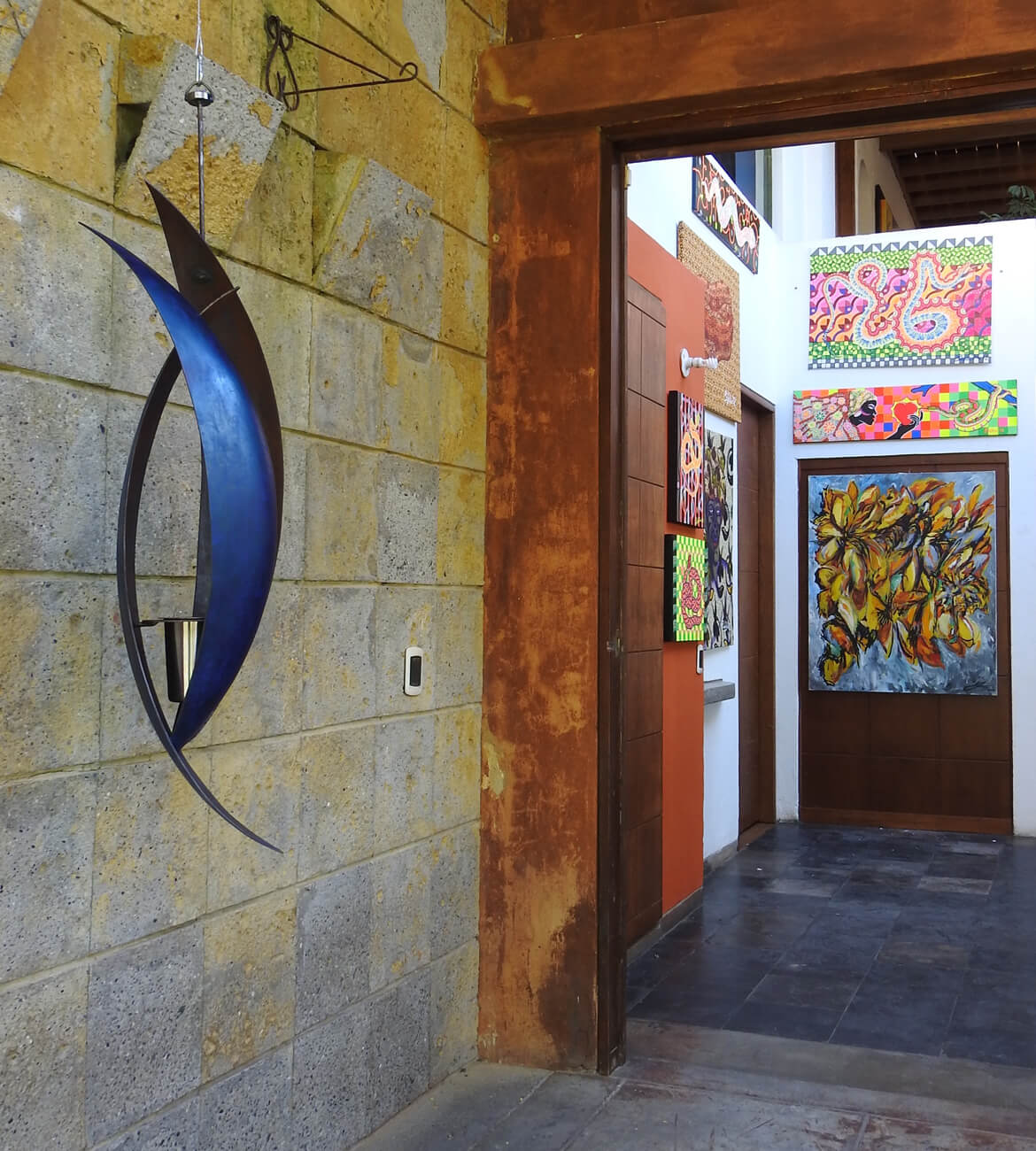 Chimenea Capullo en espacio moderno - Diseño escultórico bogotano