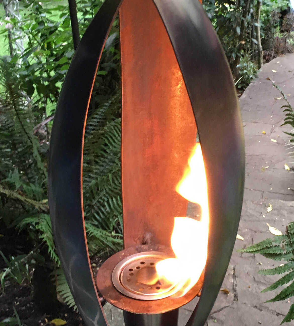 Chimenea Capullo en espacio moderno - Diseño escultórico bogotano