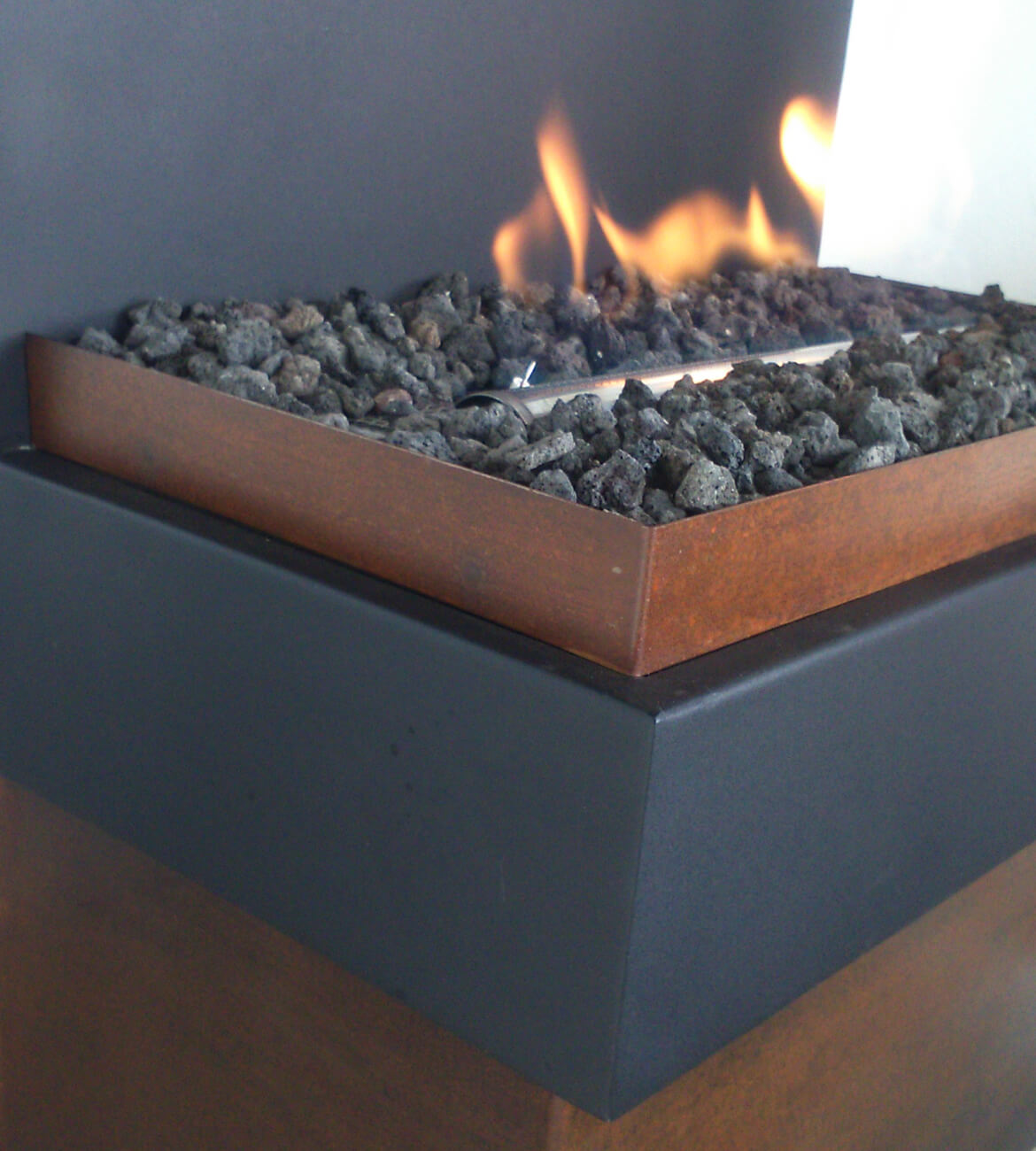 Chimenea Cubik en espacio moderno - Diseño artístico y portátil bogotano