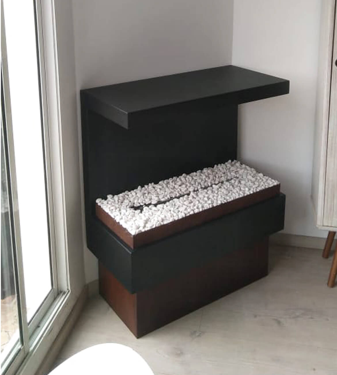 Chimenea Cubik en espacio moderno - Diseño artístico y portátil bogotano