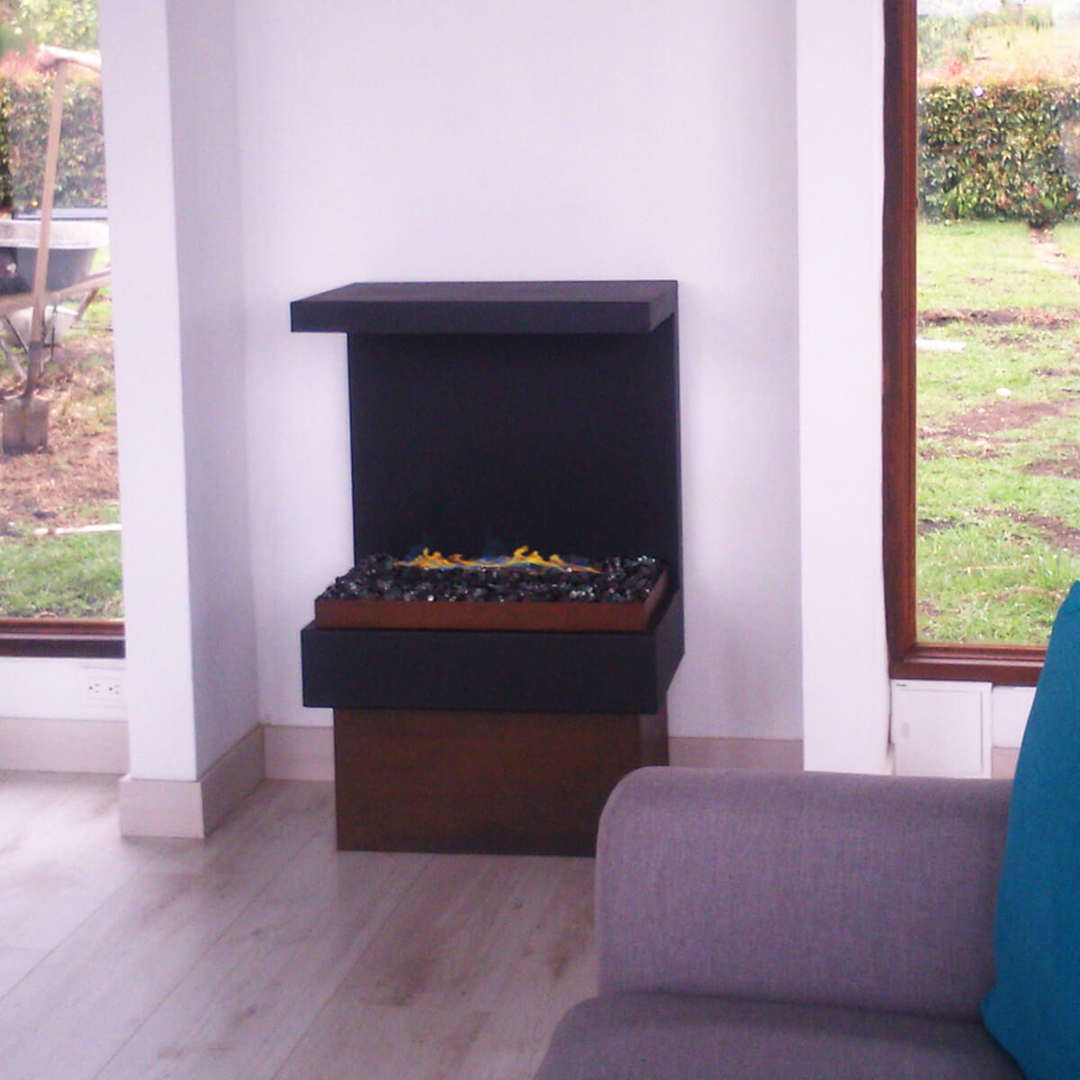 Chimenea Cubik en espacio moderno - Diseño artístico y portátil bogotano