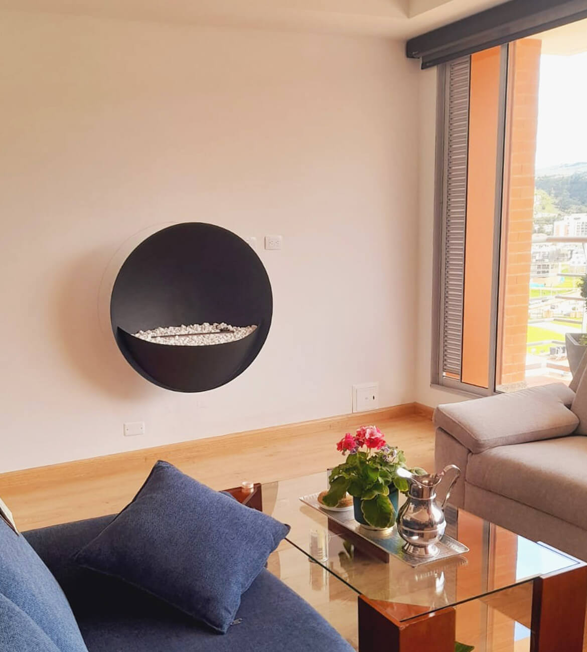 Chimenea Eclipse de Pared en espacio moderno - Diseño minimalista y ecológico bogotano
