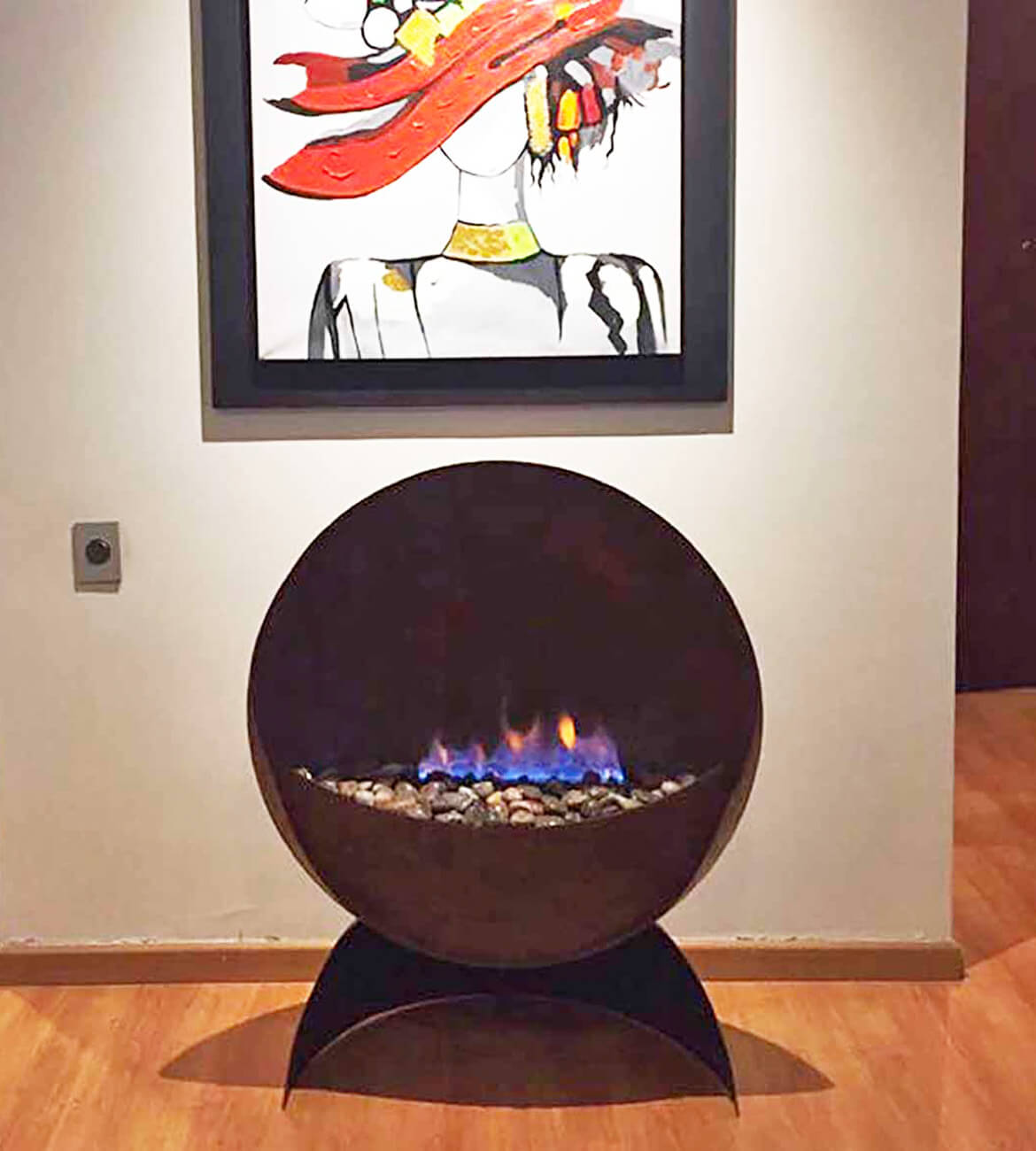 Chimenea Eclipse de Piso en espacio moderno - Diseño circular y minimalista bogotano