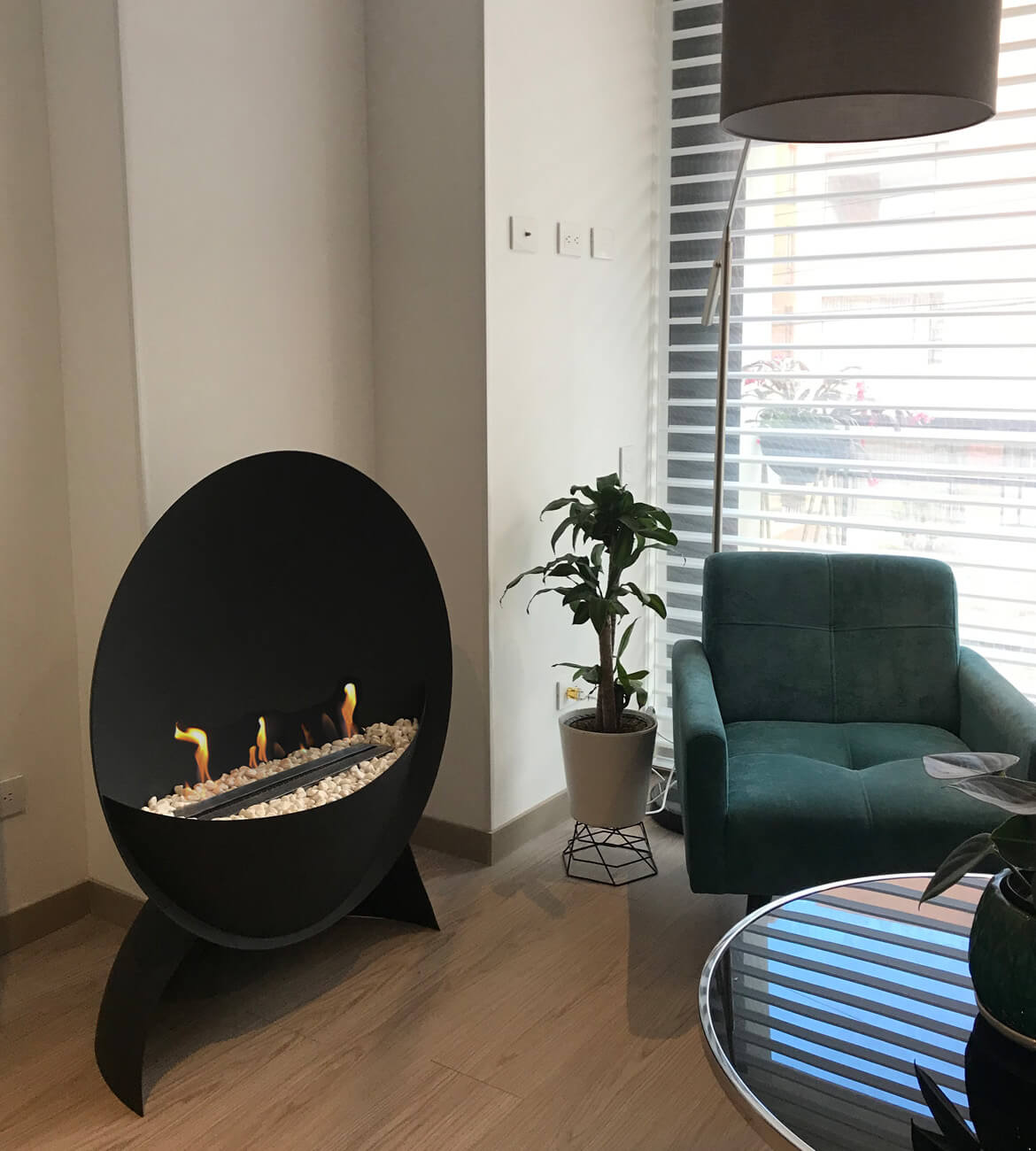 Chimenea Eclipse de Piso en espacio moderno - Diseño circular y minimalista bogotano