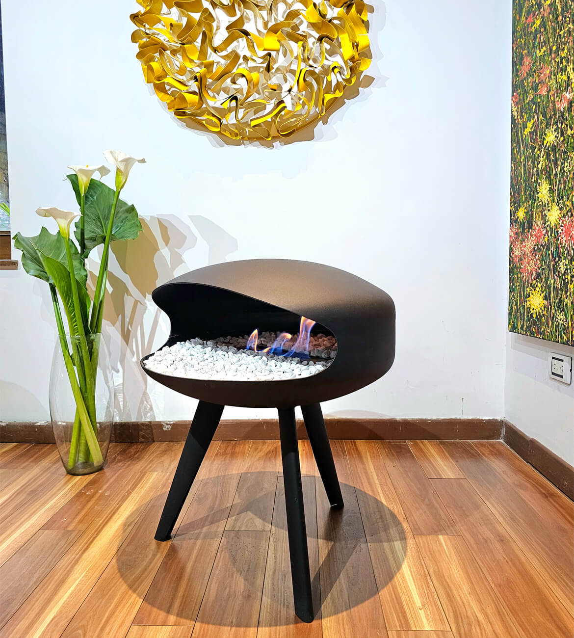 Chimenea Mini Ovni en espacio moderno - Diseño minimalista y portátil bogotano