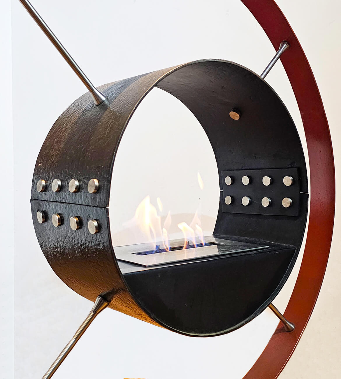 Chimenea Orbital en espacio moderno - Diseño artístico y portátil bogotano