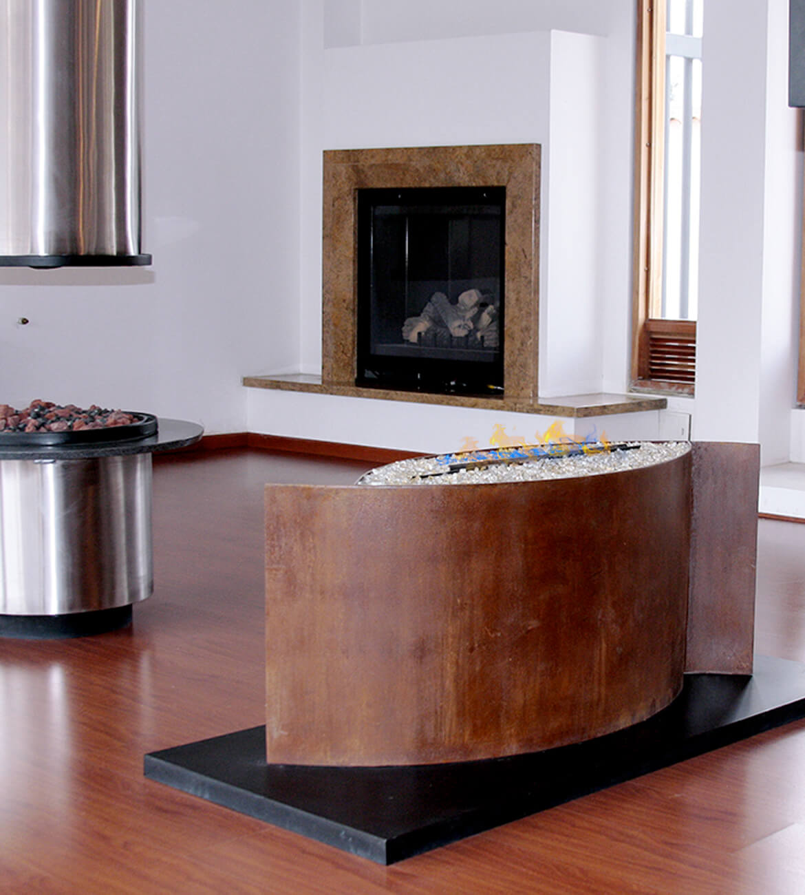 Chimenea Zenit en espacio moderno - Diseño ecológico y portátil bogotano