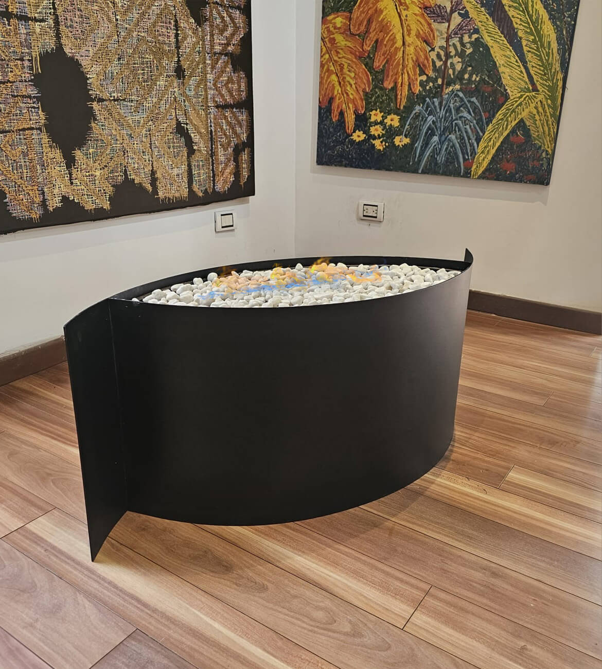 Chimenea Zenit en espacio moderno - Diseño ecológico y portátil bogotano