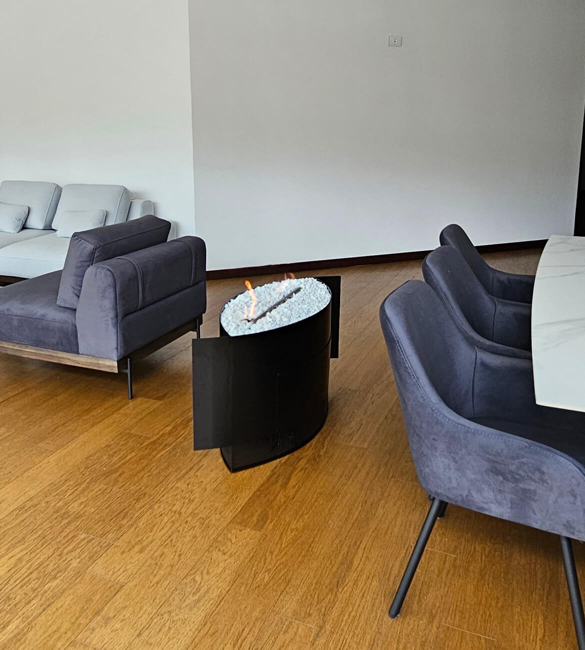 Chimenea Zenit en espacio moderno - Diseño ecológico y portátil bogotano