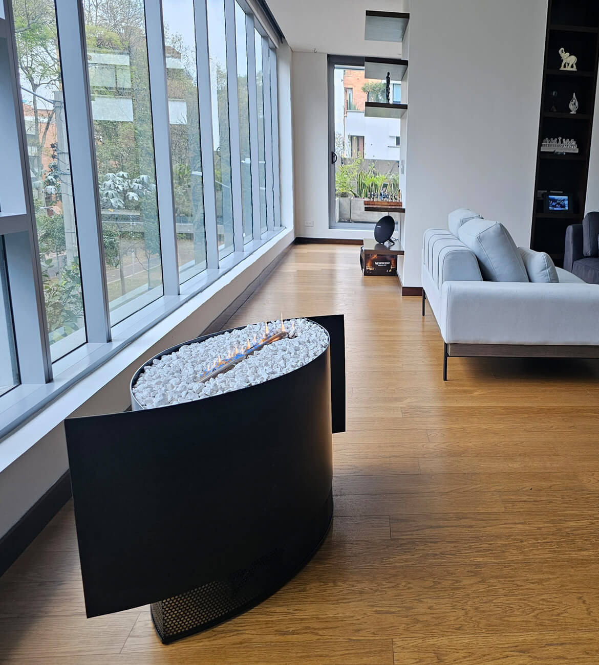 Chimenea Zenit en espacio moderno - Diseño ecológico y portátil bogotano